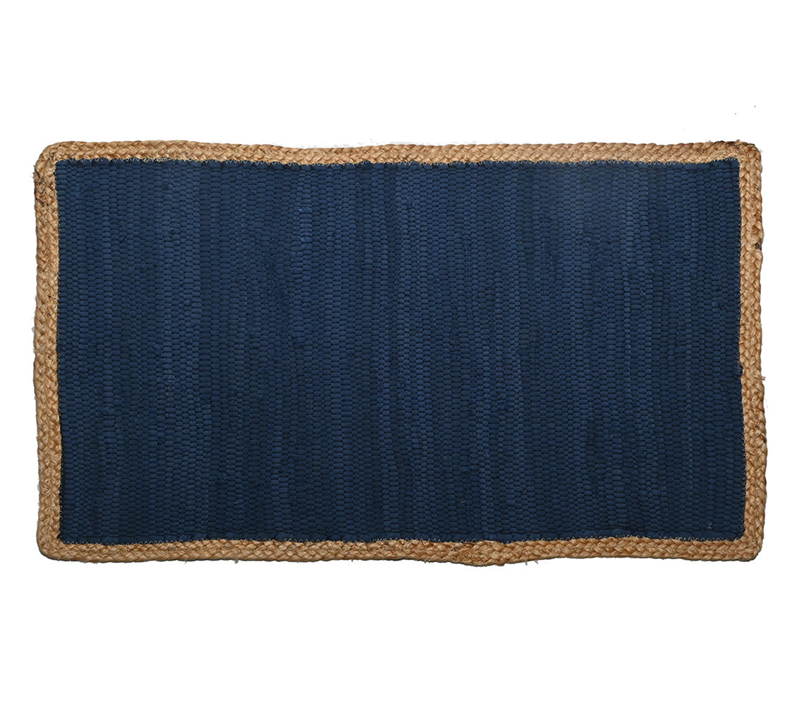 Tapis Chindi en coton bleu marine avec bordure en jute, 50x80 cm. - DECOR PETIT