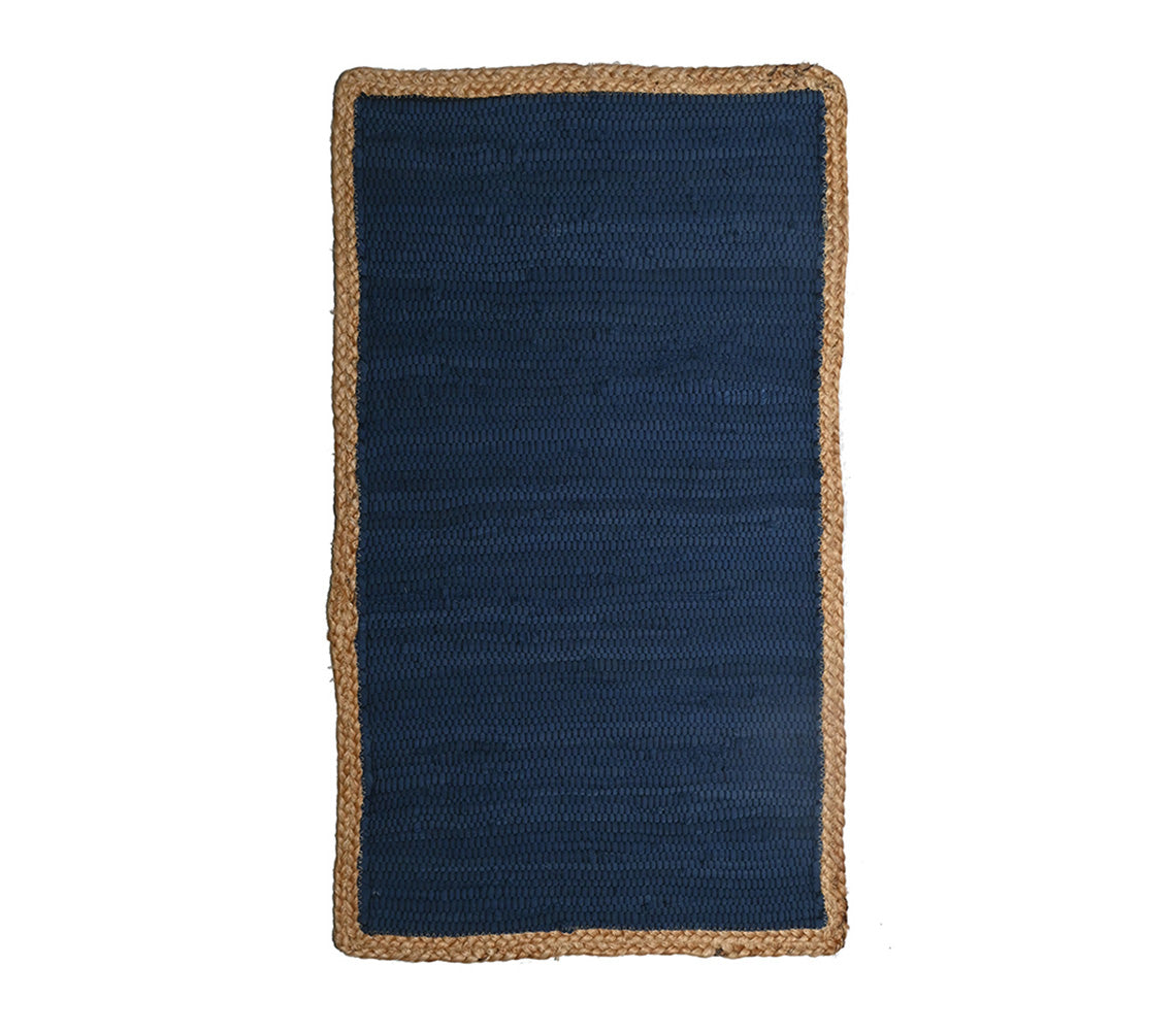 Chindi marineblauw katoenen vloerkleed met jute rand, 50x80 cm. - DECOR PETIT