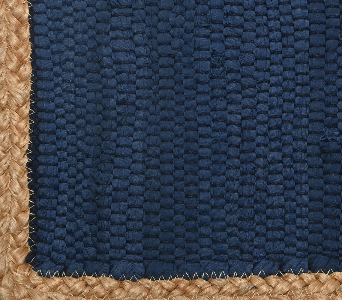 Chindi marineblauw katoenen vloerkleed met jute rand, 50x80 cm. - DECOR PETIT